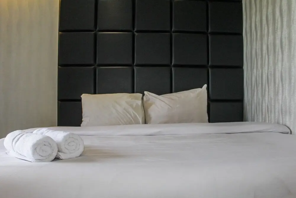 Legok: Minimalist Studio Apartment at Atria Residences with Pool View