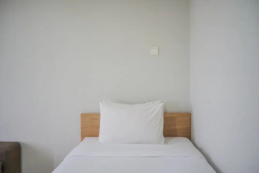 Legok: Minimalist Studio at Beverly 90210 Apartment