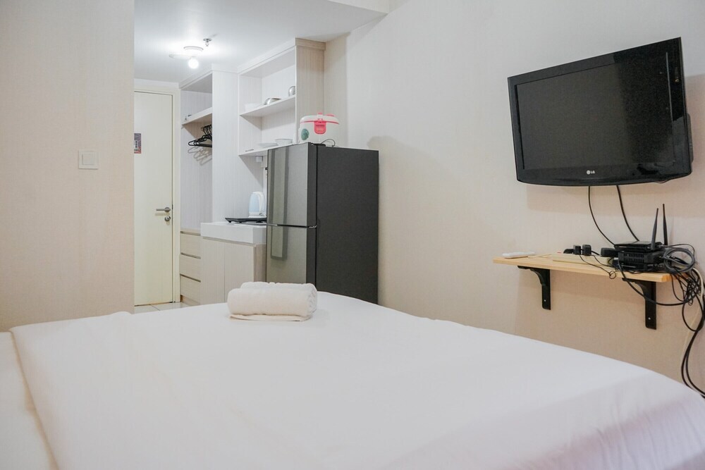 Legok: Minimalist Studio Apartment with City View at M-Town Residence