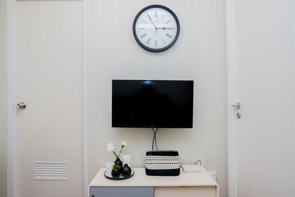 Бандунг: Elegant 1BR Parahyangan Residence Apartment With Mountain View