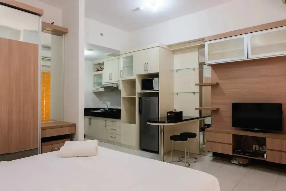 Legok: Cozy with City View Studio at Scientia Apartment