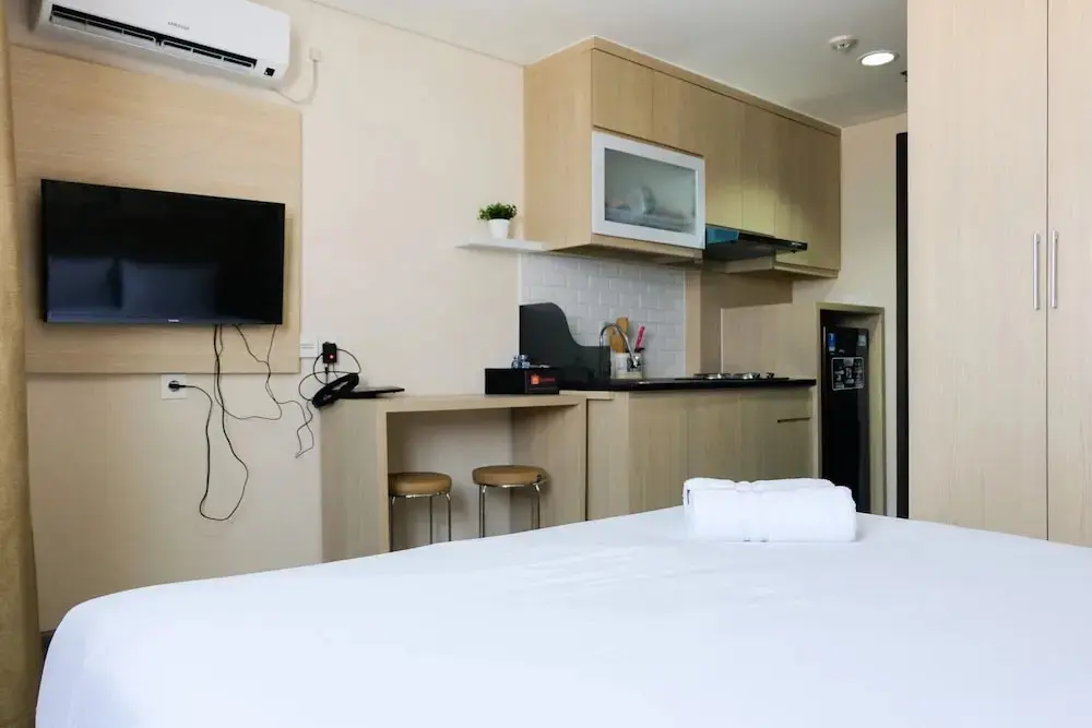 Южный Тангеранг: Brand New and Comfy Studio Bintaro Icon Apartment