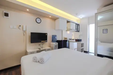 Newly Furnished Studio at Bassura City Apartment — фото 1