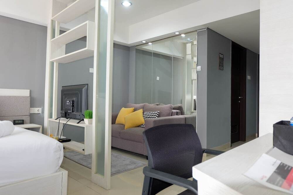 Джакарта: Furnished Studio Apartment at H Residence