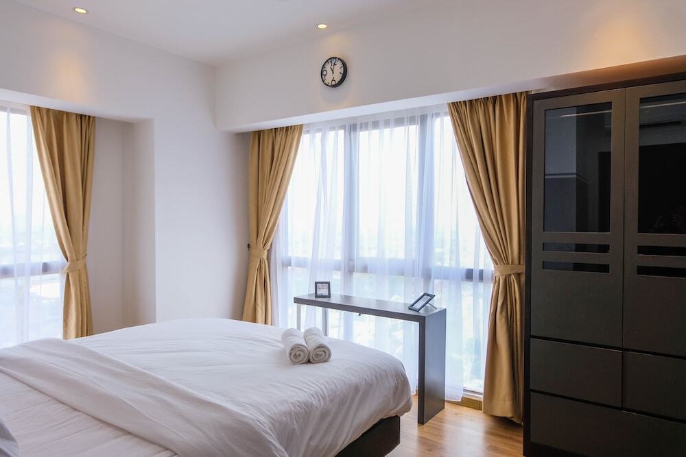 Legok: Elegant 2BR Apartment at M-Town Signature near Shopping Mall
