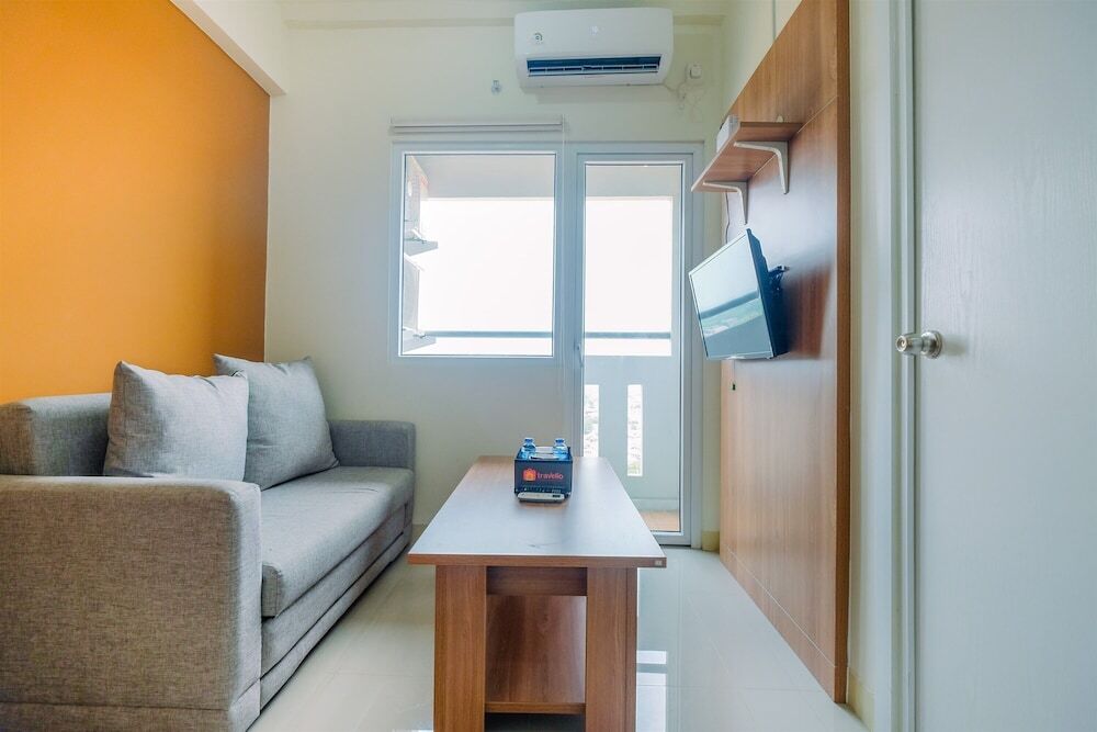 Джакарта: Functional and Artistic 2BR Green Pramuka Apartment