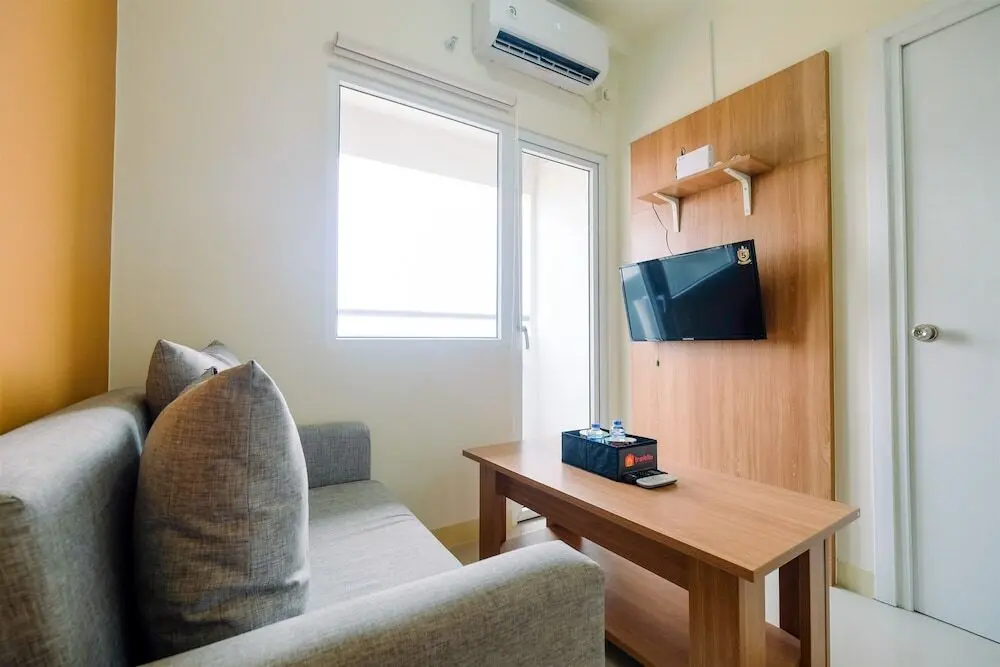 Джакарта: Functional and Artistic 2BR Green Pramuka Apartment