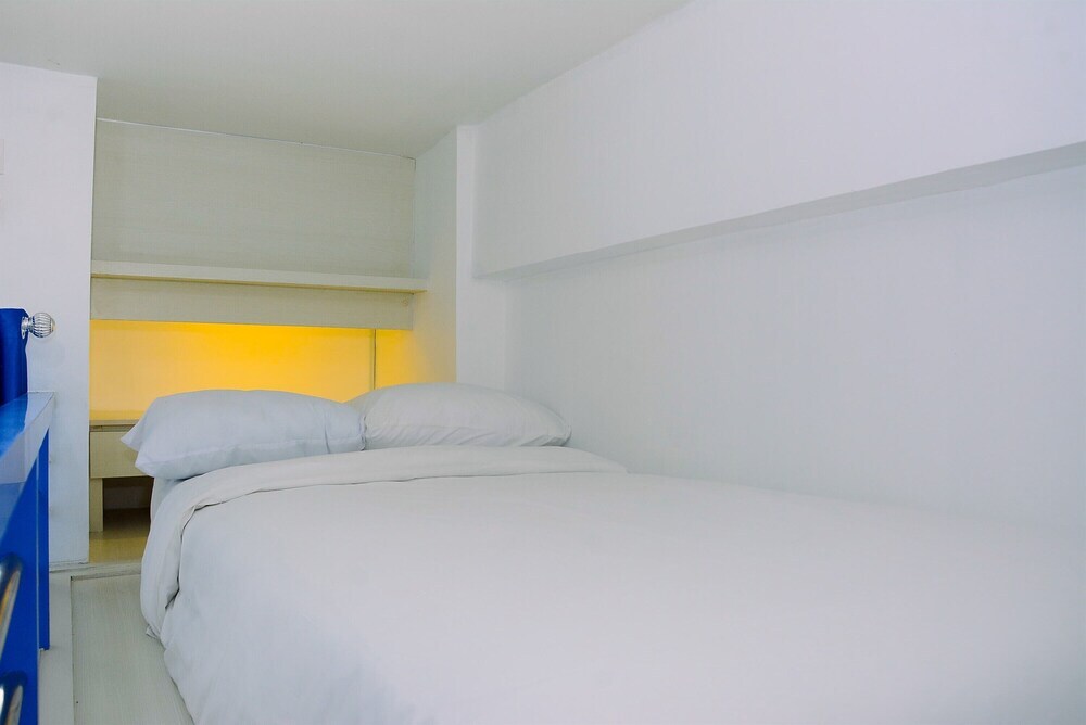 Депок: Minimalist and Posh Studio Dave Apartment