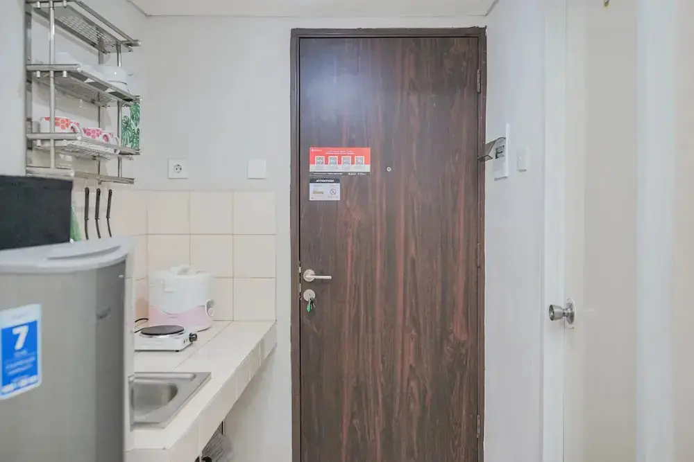 Южный Тангеранг: Furnished and Simple Living Studio Serpong Greenview Apartment