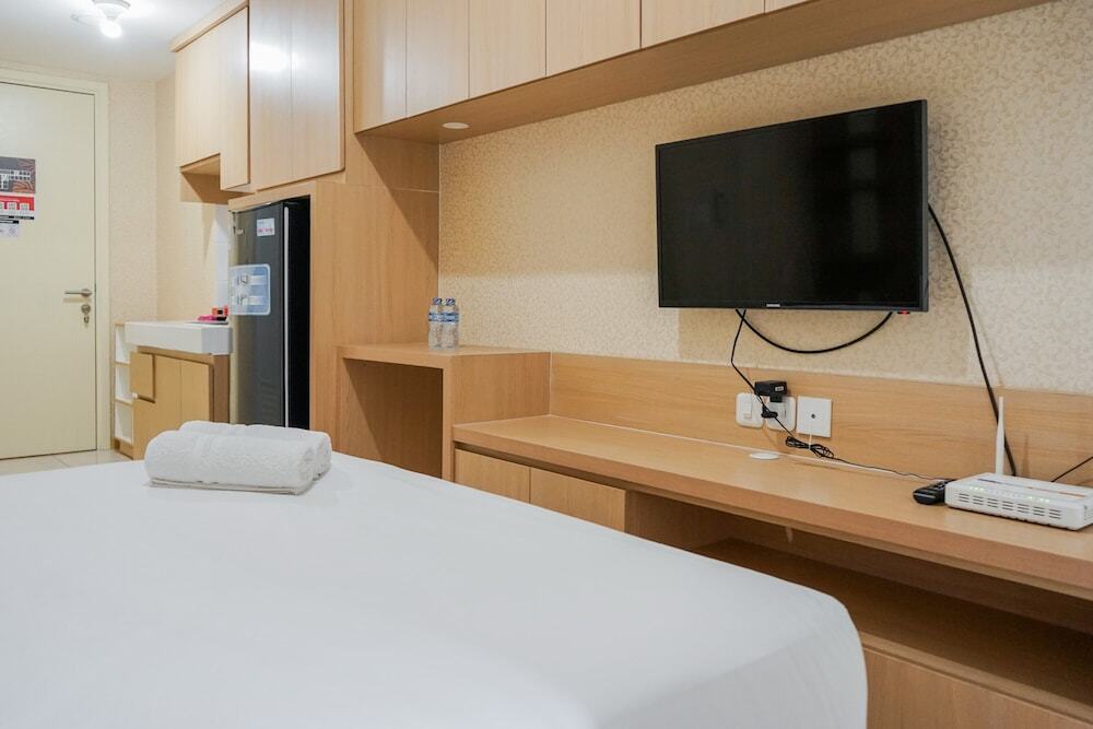 Legok: Pool View Studio Apartment at M-Town Residence