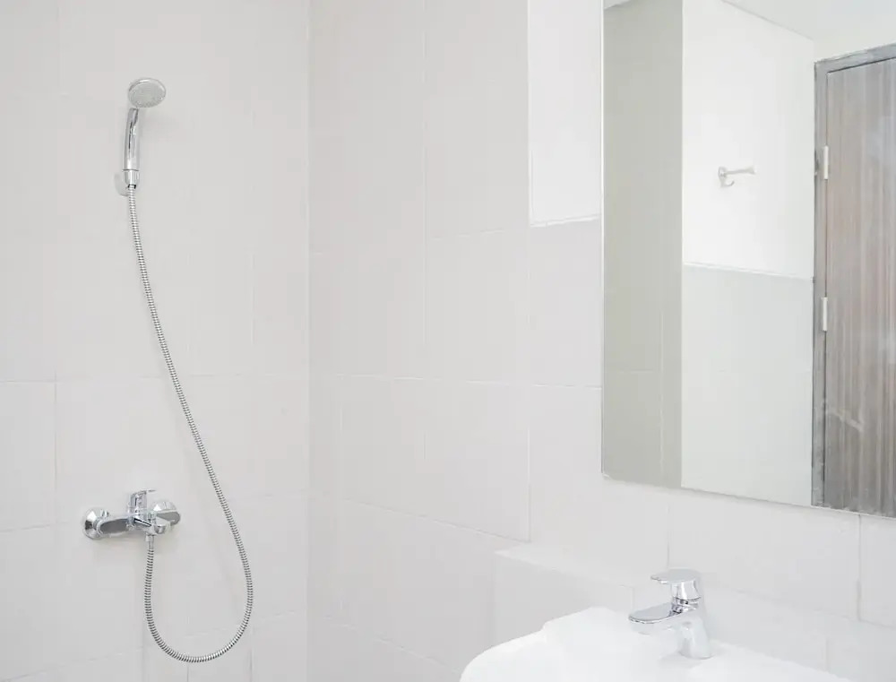 Южный Тангеранг: Comfy and Modern Studio Bintaro Icon Apartment