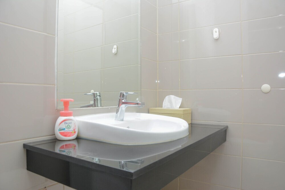 Джакарта: Spacious and Modern 2BR Apartment at Springhill Terrace Residence
