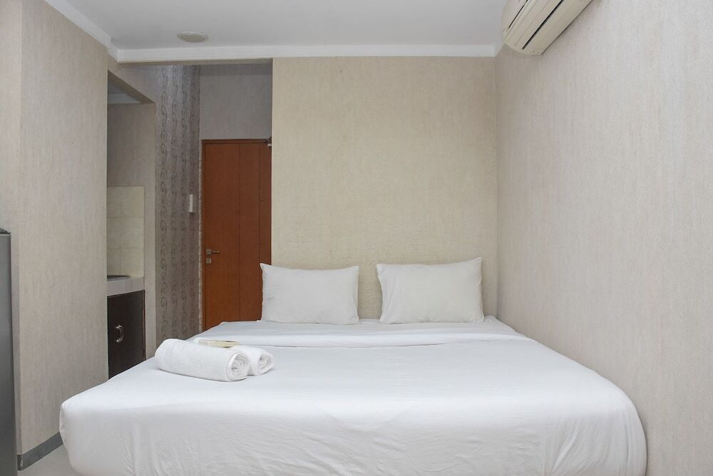 Джакарта: Comfy Studio at Grand Kartini Apartment