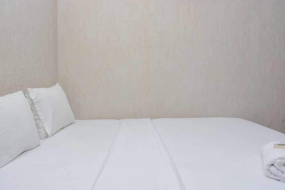 Джакарта: Comfy Studio at Grand Kartini Apartment