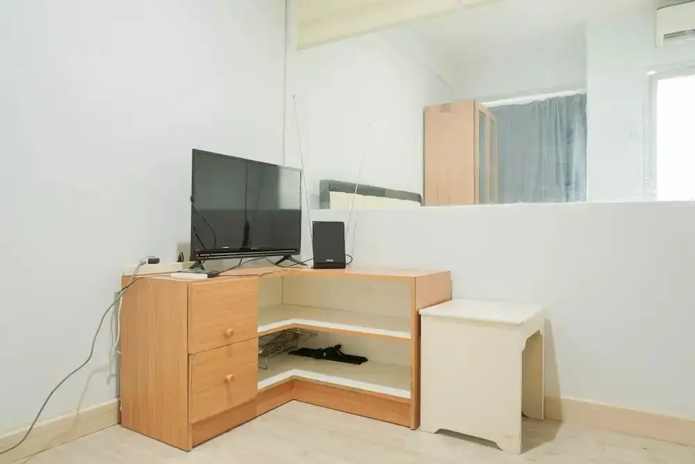 Джакарта: Cozy and Simply Studio Titanium Square Apartment