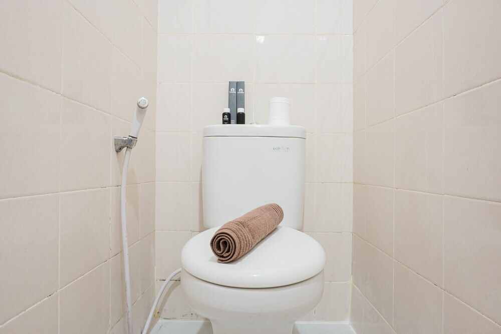 Джакарта: Cozy and Simply Studio Titanium Square Apartment