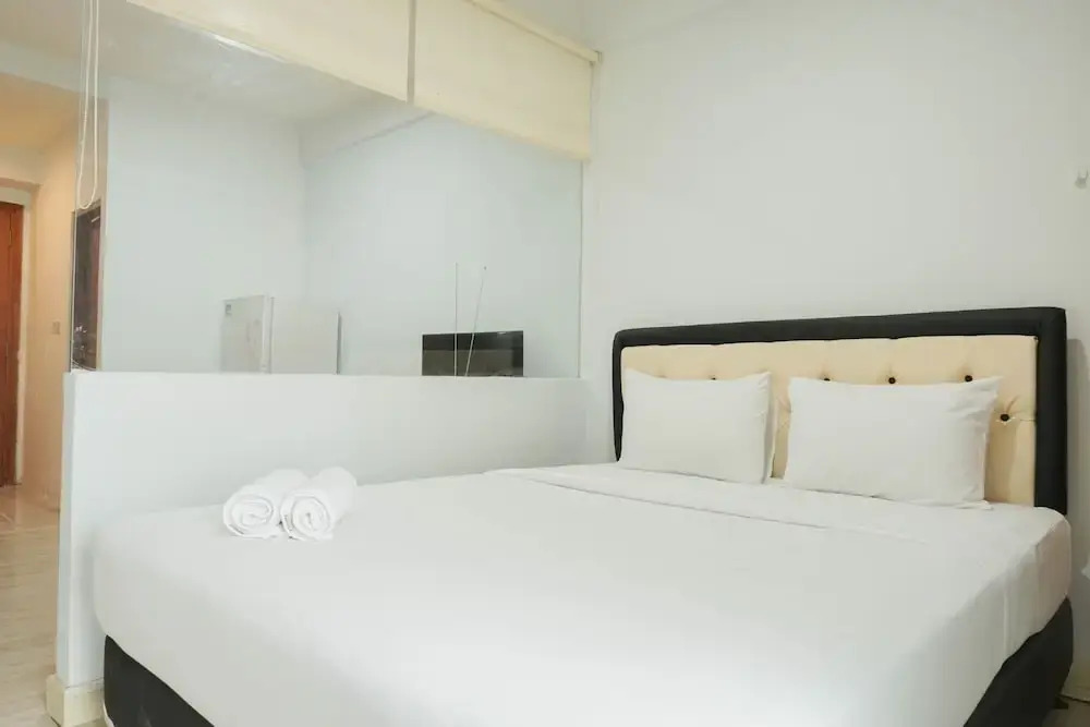 Джакарта: Cozy and Simply Studio Titanium Square Apartment