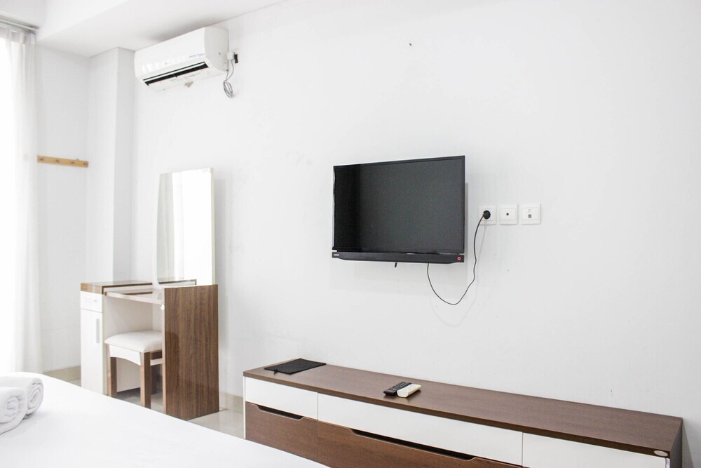 Бандунг: Comfy Studio Dago Suites Apartment with ITB Jogging Track View