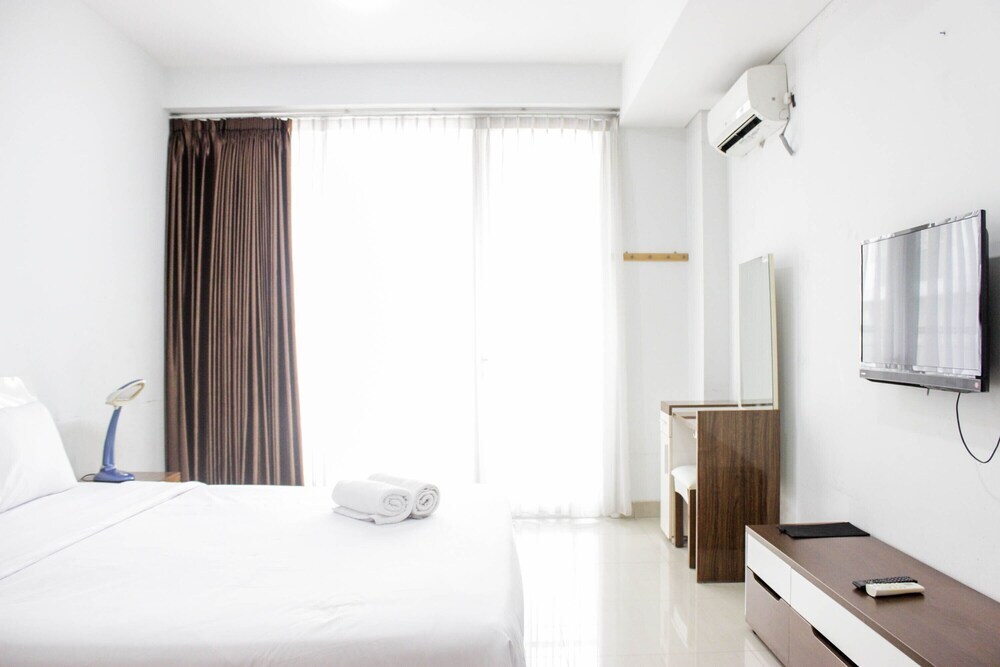 Бандунг: Comfy Studio Dago Suites Apartment with ITB Jogging Track View