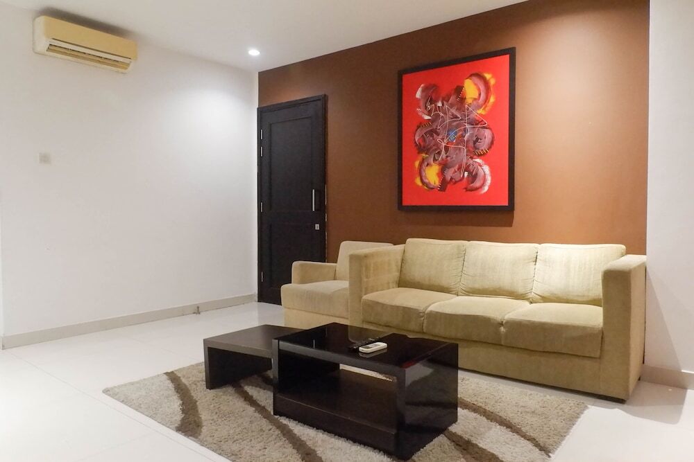 Сурабая: Luxurious and Relaxing 1BR Apartment at Prime Royal Residence