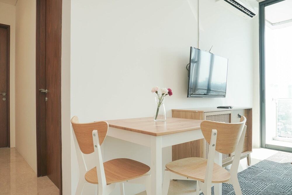 Джакарта: Lavish 2BR Apartment at Veranda Residence Puri