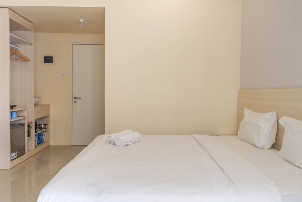 Сурабая: Classic Modern Studio Room (No Kitchen) at My Tower Apartment