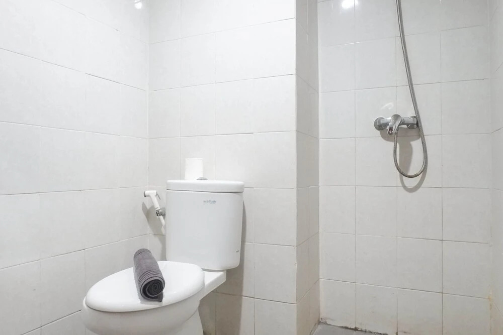 Сурабая: Classic Modern Studio Room (No Kitchen) at My Tower Apartment