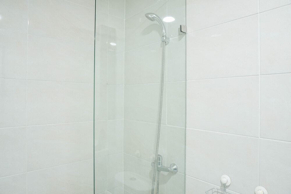 Чикаранг: Elegant 1BR Apartment with Working Space Mustika Golf Residence