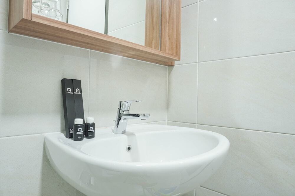 Чикаранг: Elegant 1BR Apartment with Working Space Mustika Golf Residence
