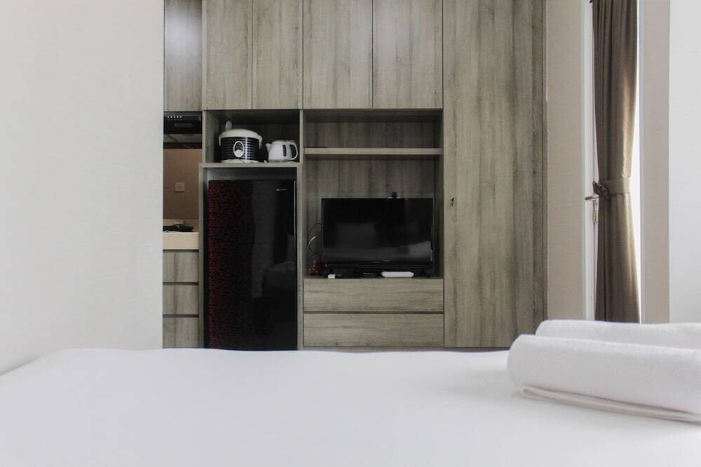 Legok: Comfy and Stylish Studio Apartment at B Residence