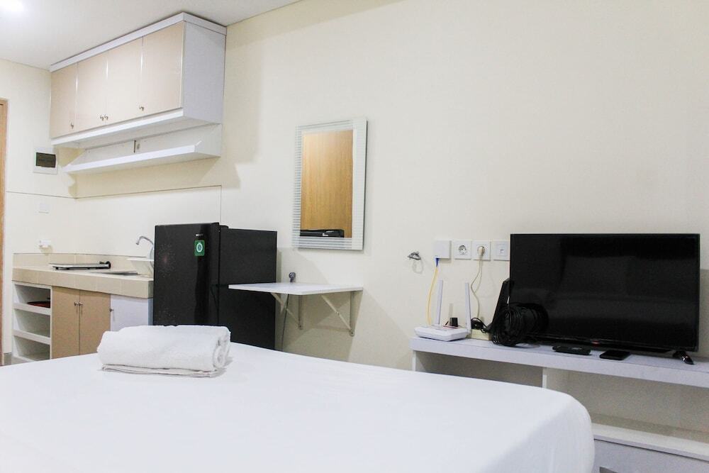 Legok: Cozy And Simply Studio Apartment At B Residence