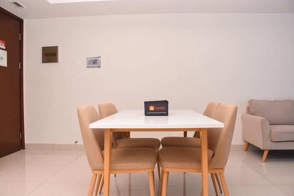 Джакарта: Modern And Comfortable 2Br At The Kensington Royal Suites Apartment