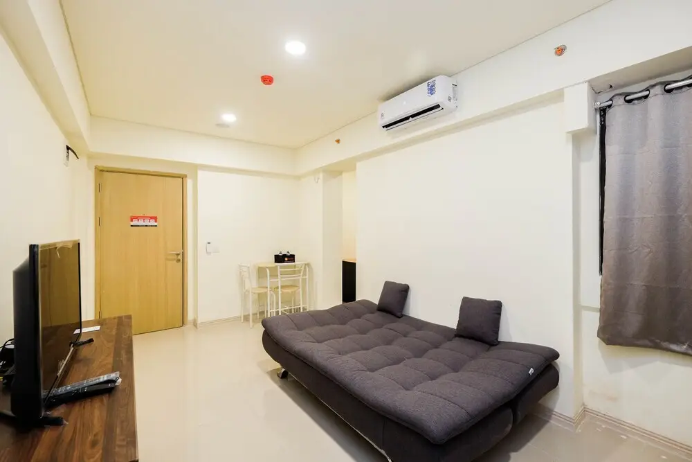 Сибату: Homey And Cozy Living 1Br + Working Room At Meikarta Apartment