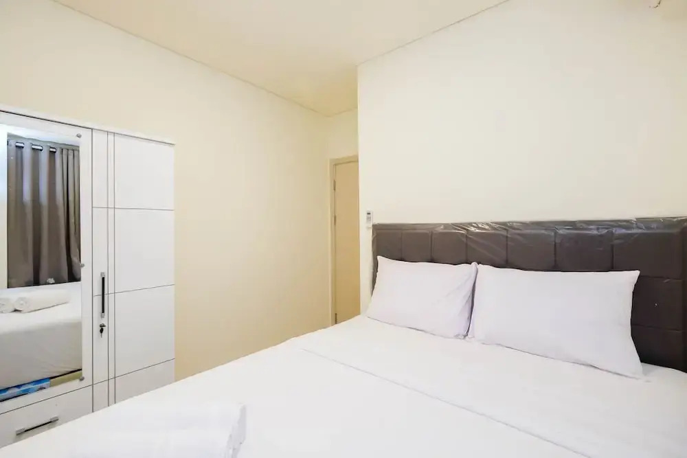 Сибату: Homey And Cozy Living 1Br + Working Room At Meikarta Apartment