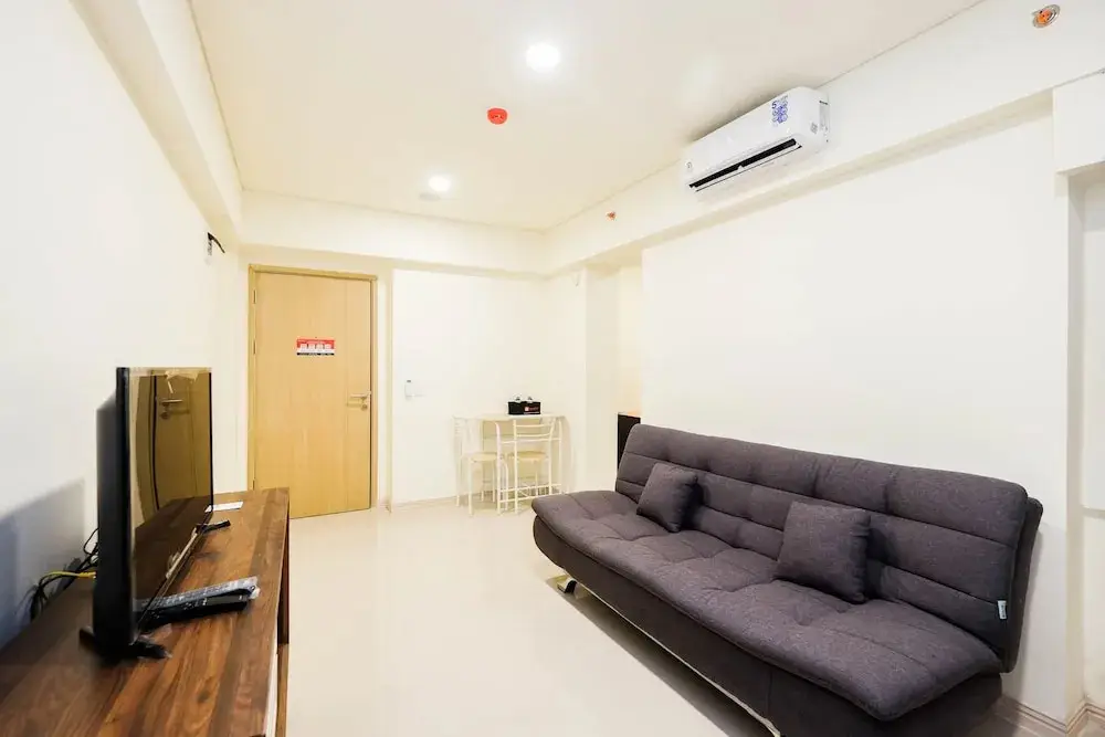 Сибату: Homey And Cozy Living 1Br + Working Room At Meikarta Apartment