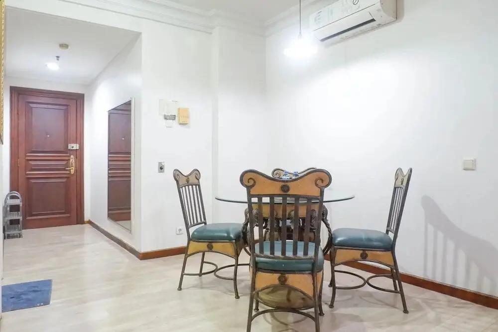 Сурабая: Vibrant And Spacious 2Br + 1 Apartment At Taman Beverly