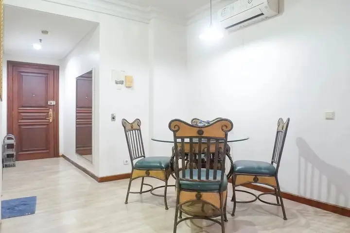 Сурабая: Vibrant And Spacious 2Br + 1 Apartment At Taman Beverly