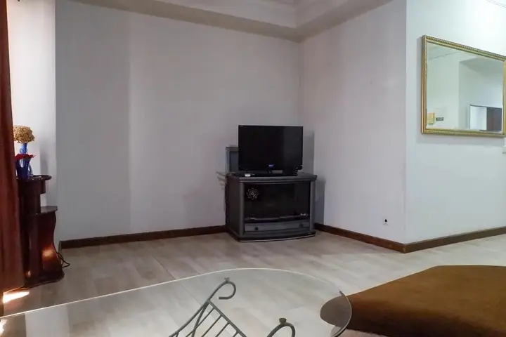 Сурабая: Vibrant And Spacious 2Br + 1 Apartment At Taman Beverly