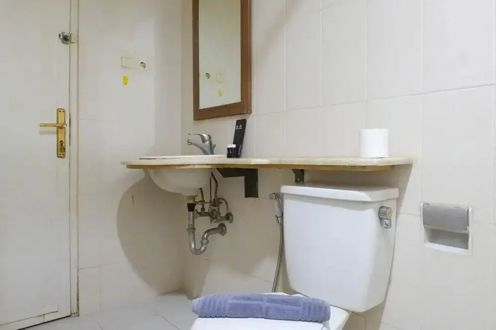 Сурабая: Vibrant And Spacious 2Br + 1 Apartment At Taman Beverly