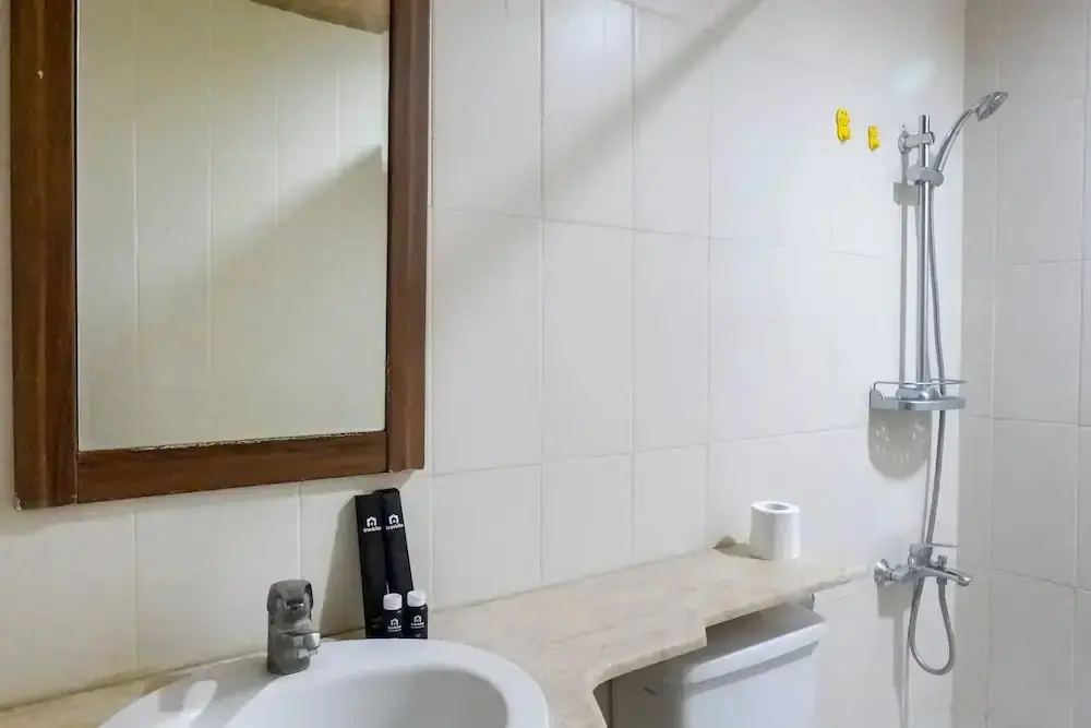 Сурабая: Vibrant And Spacious 2Br + 1 Apartment At Taman Beverly