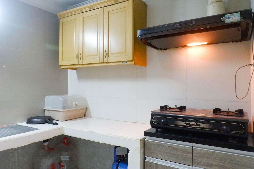 Сурабая: Vibrant And Spacious 2Br + 1 Apartment At Taman Beverly