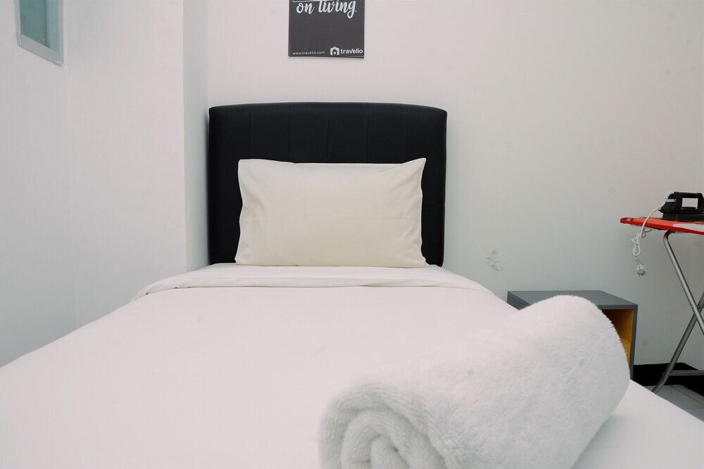 Джакарта: 2BR Modern Furnished Apartment Sentra Timur