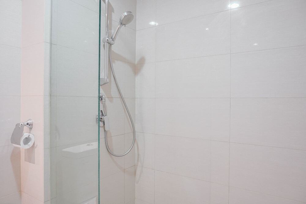 Джакарта: Minimalist and Comfort Studio at Green Sedayu Apartment