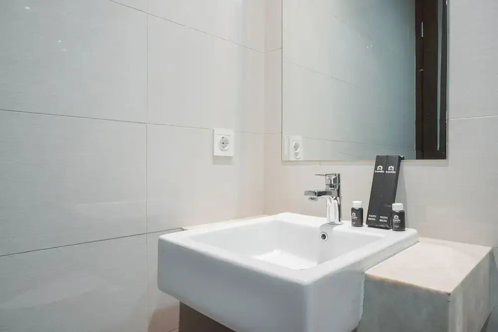 Джакарта: Minimalist and Comfort Studio at Green Sedayu Apartment