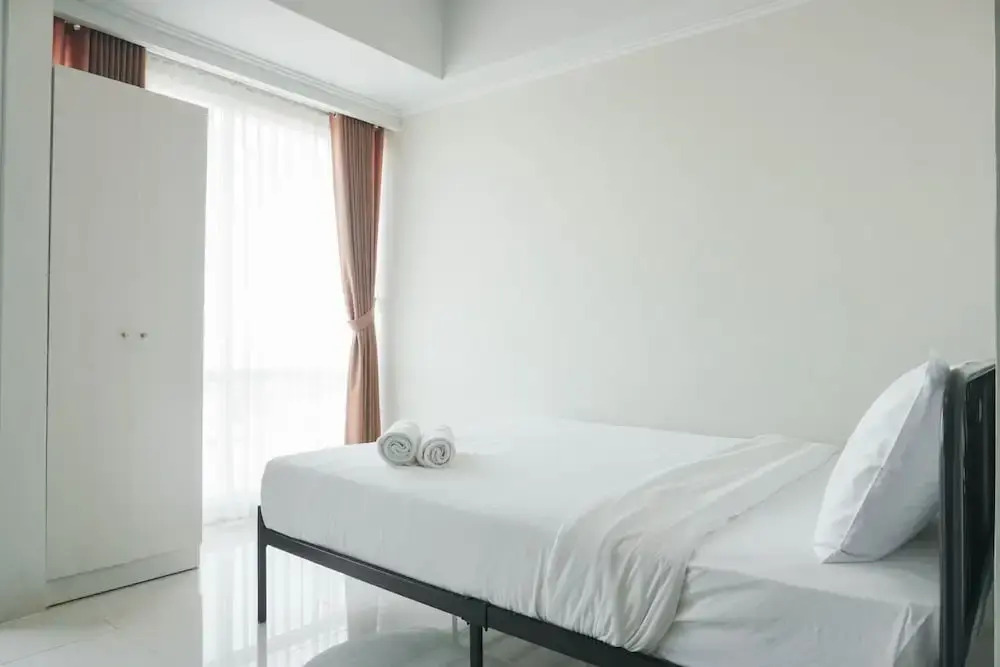 Джакарта: Minimalist and Comfort Studio at Green Sedayu Apartment