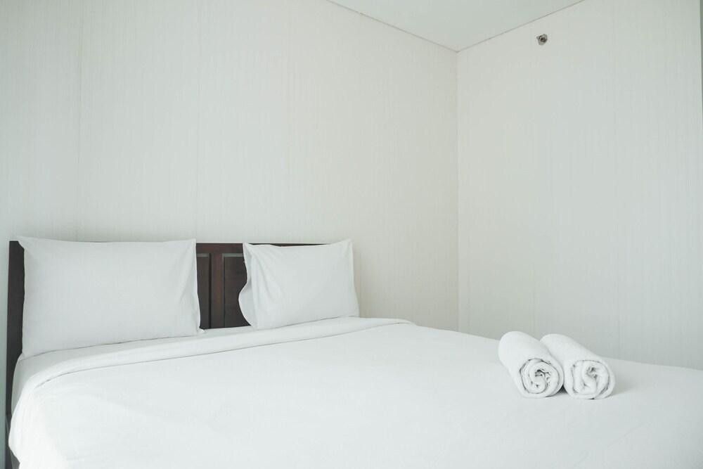 Джакарта: Comfort 1Br Apartment With Study Room At Woodland Park Residence