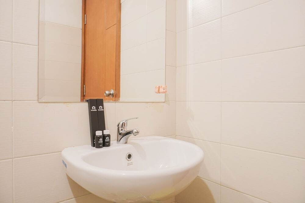 Джакарта: Comfort 1Br Apartment With Study Room At Woodland Park Residence