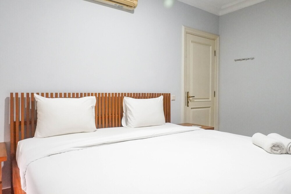 Сурабая: Comfortable And Serene 2Br Apartment With Maid Room At Taman Beverly