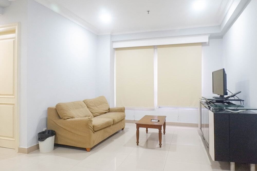 Сурабая: Comfortable And Serene 2Br Apartment With Maid Room At Taman Beverly