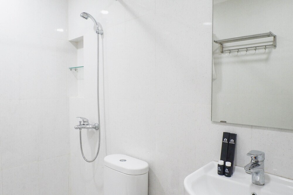 Сурабая: Comfortable And Serene 2Br Apartment With Maid Room At Taman Beverly